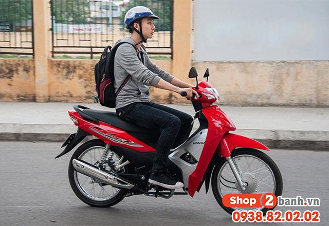 Hình ảnh minh họa bugi xe máy bị bám bẩn ảnh hưởng đến quá trình đốt cháy