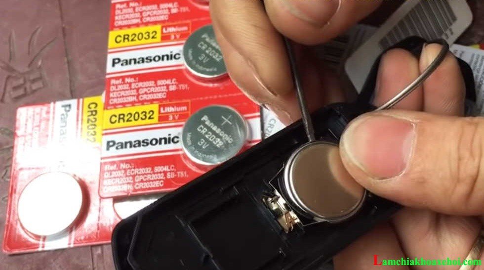 Hình ảnh minh họa các bước tháo vỏ remote và thay pin chìa khóa xe máy