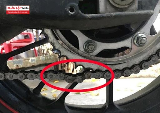 Hình ảnh minh họa các dấu hiệu cần điều chỉnh bộ truyền động xích xe máy
