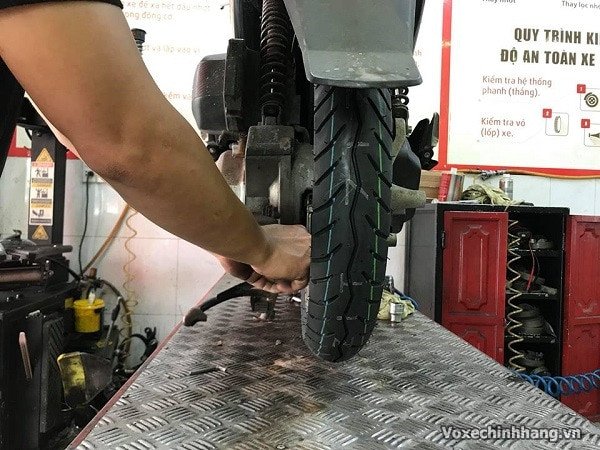 Hình ảnh minh họa các kích thước vỏ xe máy khác nhau, với lốp xe Air Blade 125 được nhấn mạnh