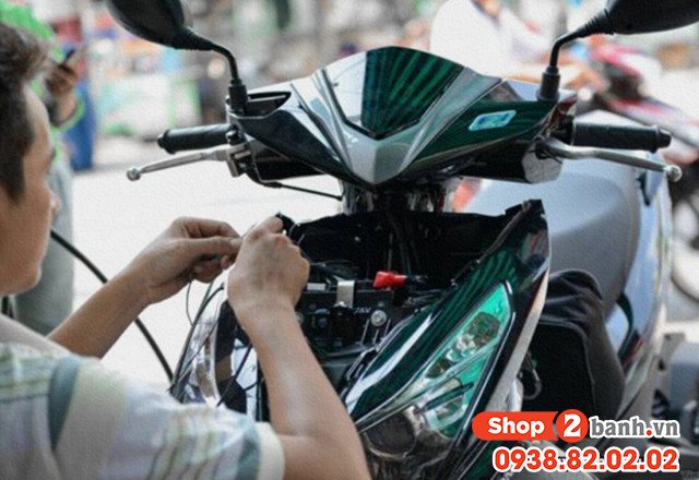 Hình ảnh minh họa các loại ắc quy xe máy được lắp đặt trên xe