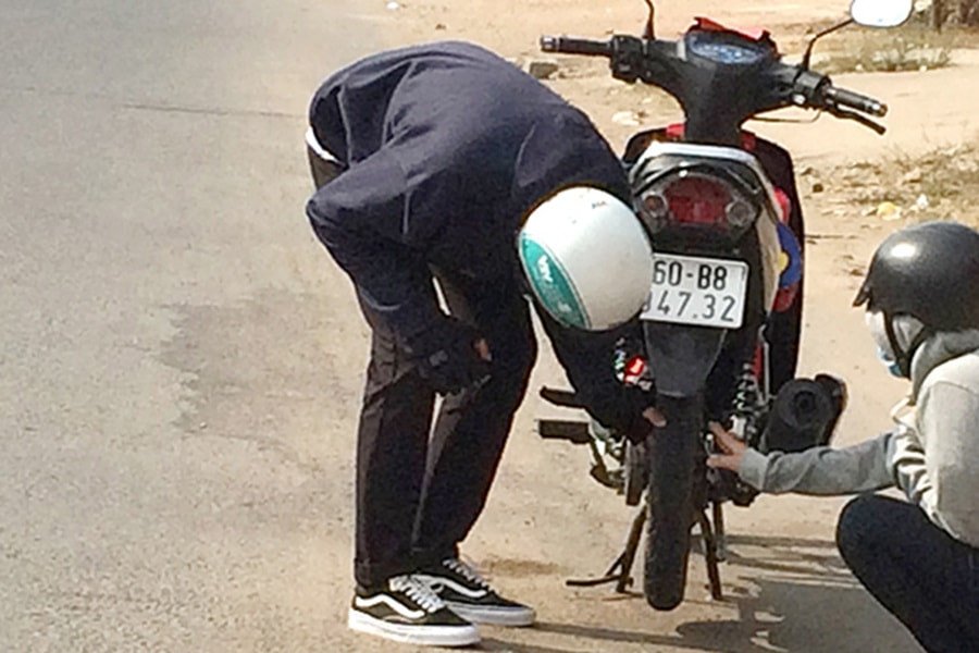 Hình ảnh minh họa các loại đinh và vật sắc nhọn có thể gây thủng lốp