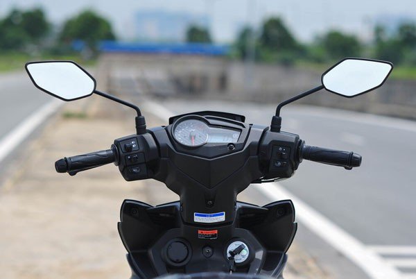 Hình ảnh minh họa các loại gương xe máy đạt tiêu chuẩn lắp đặt trên xe.