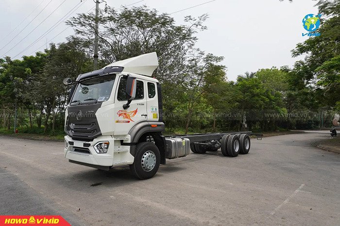 Hình ảnh minh họa các loại xe tải khác nhau trên đường phố