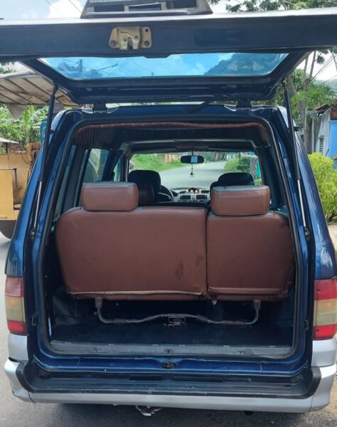 Hình ảnh minh họa các mẫu xe 7 chỗ cũ giá rẻ đang được rao bán trên thị trường