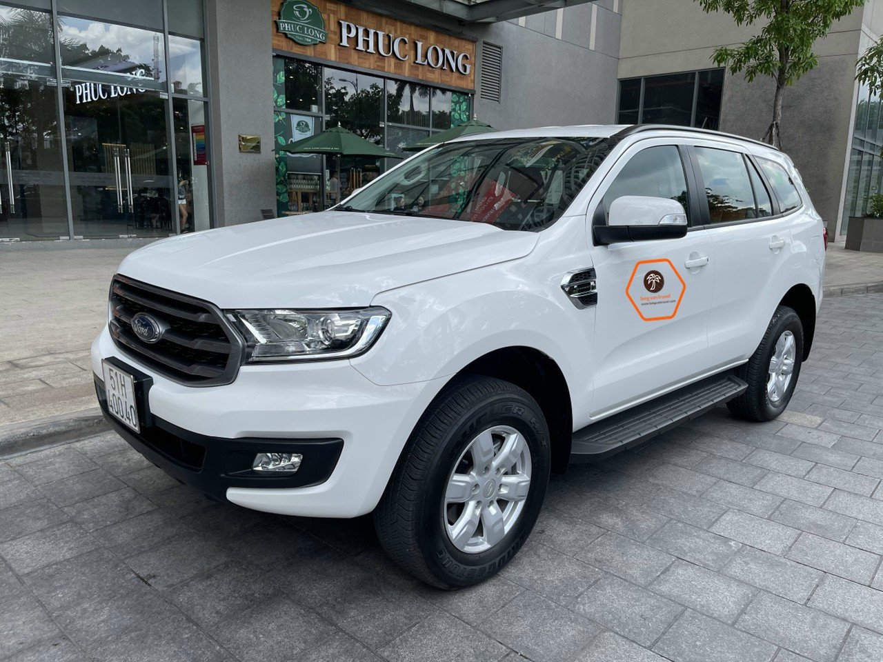 Hình ảnh minh họa các mẫu xe du lịch đời mới có sẵn để phục vụ khách hàng