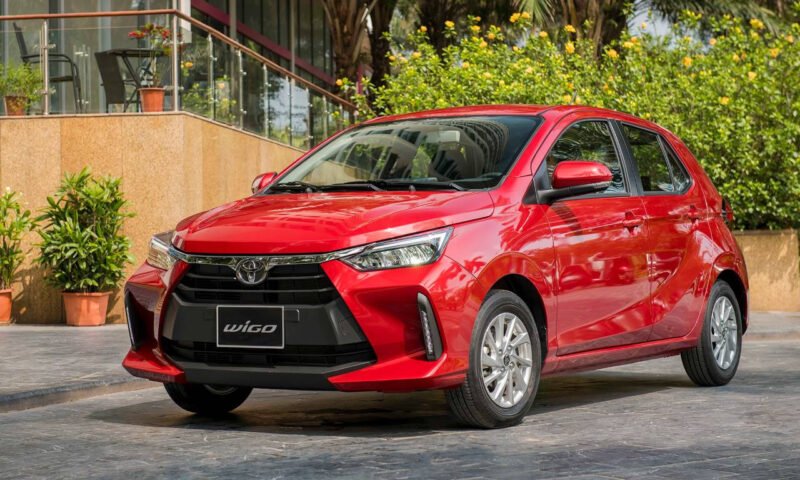 Hình ảnh minh họa các mẫu xe sedan và hatchback của Toyota