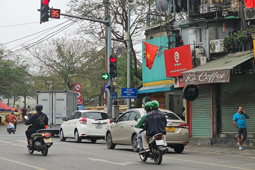 Hình ảnh minh họa các mức phạt tiền và trừ điểm đối với lỗi vi phạm giao thông trên xe máy.