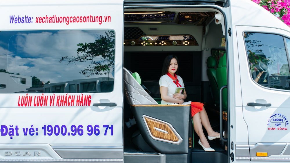 Hình ảnh minh họa các phương thức thanh toán và đặt vé tiện lợi của nhà xe Sơn Tùng.