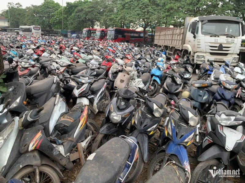 Hình ảnh minh họa các phương tiện giao thông cũ đang lưu thông trên đường phố đông đúc