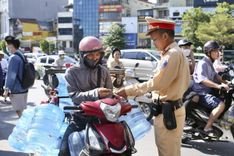 Hình ảnh minh họa các quy định về kích thước và tải trọng khi vận chuyển hàng hóa bằng xe máy