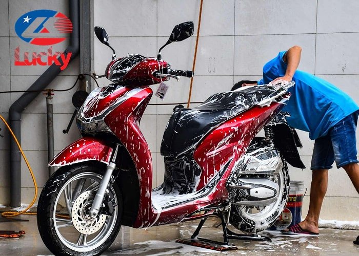 Hình ảnh minh họa các thiết bị quan trọng trong bộ dụng cụ vệ sinh xe máy