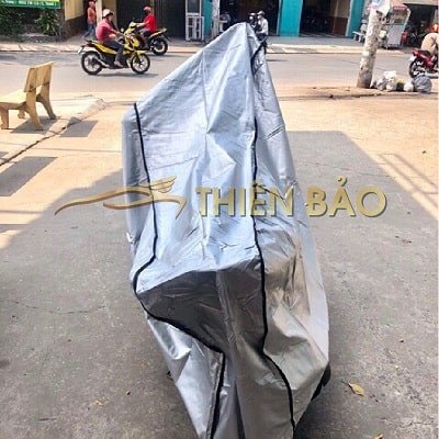 Hình ảnh minh họa chiếc xe được che chắn cẩn thận dưới trời nắng