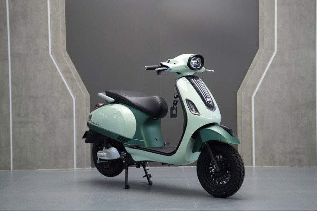 Hình ảnh minh họa chiếc xe máy điện DK Roma Lite S với thiết kế nhỏ gọn phù hợp di chuyển đô thị