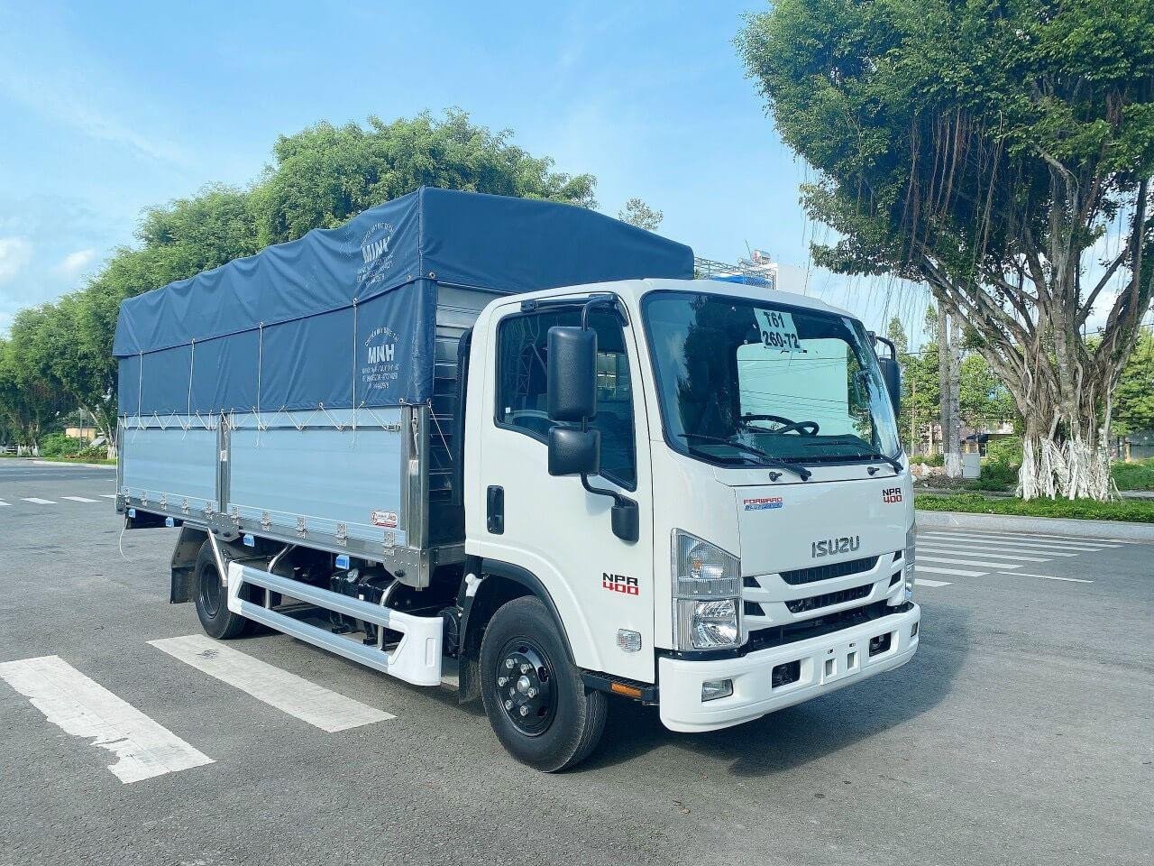 Hình ảnh minh họa chiếc xe tải Isuzu NPR 400 3.5 tấn đang vận hành trên đường