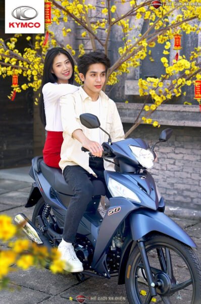 Hình ảnh minh họa cho việc kiểm tra độ căng của xích xe máy