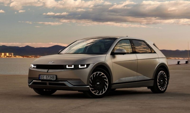 Hình ảnh minh họa công nghệ sạc nhanh và phạm vi hoạt động của xe điện