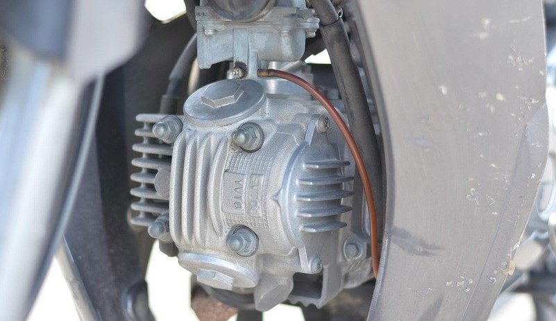 Hình ảnh minh họa đèn cảnh báo xe máy báo quá nhiệt trên bảng điều khiển