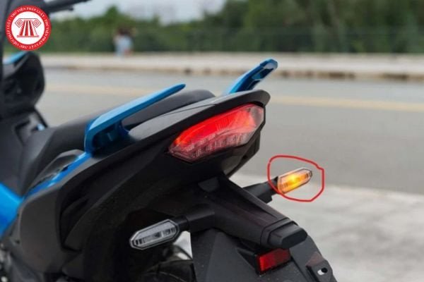 Hình ảnh minh họa đèn xi nhan đang hoạt động trên xe máy