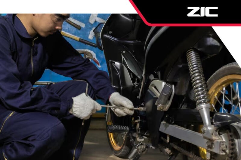 Hình ảnh minh họa động cơ xe máy đang bị kẹt do thiếu bôi trơn