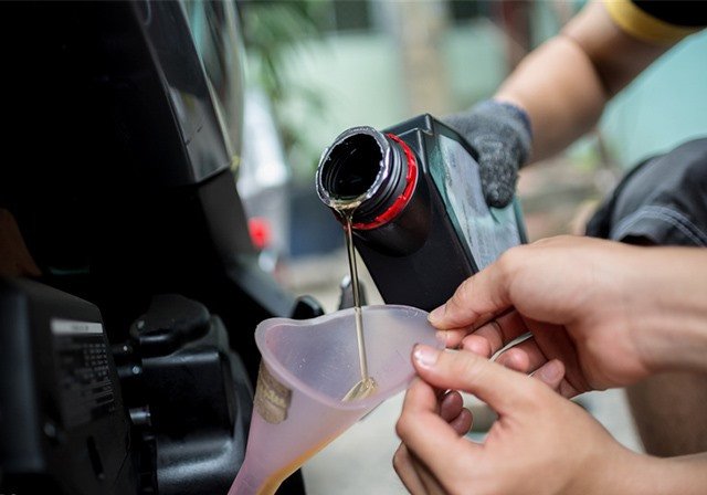 Hình ảnh minh họa động cơ xe máy đang hoạt động trơn tru nhờ dầu nhớt