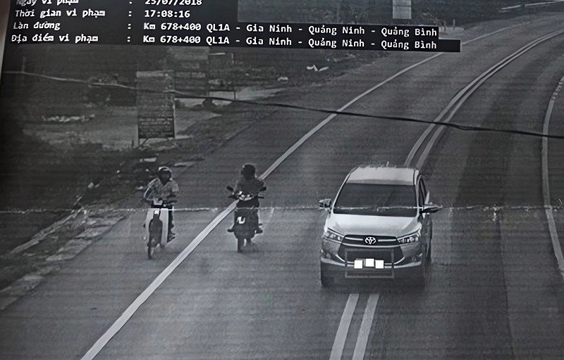 Hình ảnh minh họa hành vi đè lên vạch kẻ đường màu trắng liền