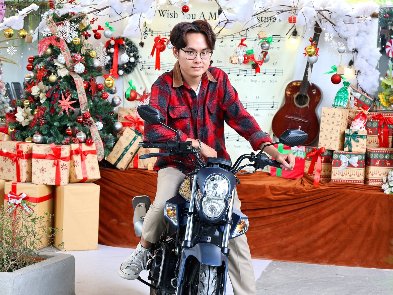 Hình ảnh minh họa học sinh nam đang lái xe 50cc