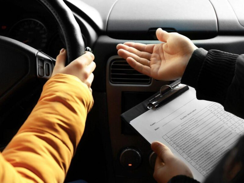 Hình ảnh minh họa học viên đang tập lái xe ô tô hạng B2