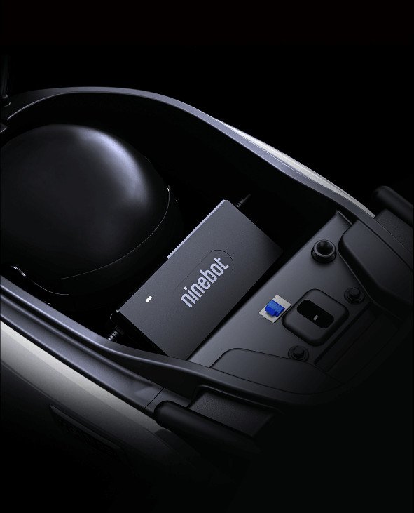 Hình ảnh minh họa không gian cốp và chỗ để chân rộng rãi của xe điện Xiaomi