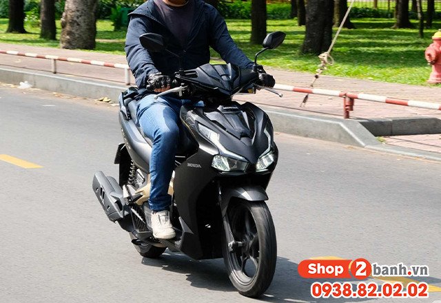 Hình ảnh minh họa kỹ thuật viên đang kiểm tra điện trở cuộn lửa bằng đồng hồ vạn năng