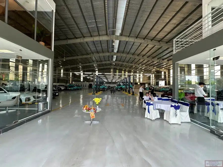 Hình ảnh minh họa kỹ thuật viên đang kiểm tra hoặc bảo dưỡng một chiếc xe máy điện VinFast