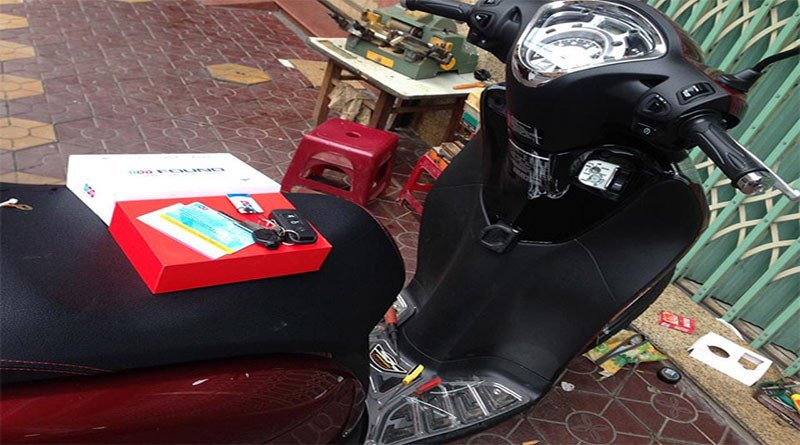 Hình ảnh minh họa kỹ thuật viên đang thao tác trên hệ thống khóa xe máy hiện đại