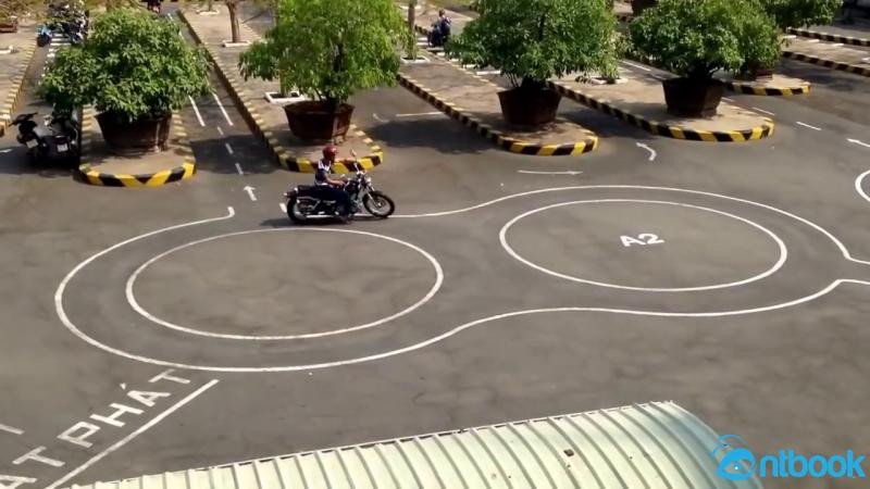 Hình ảnh minh họa lỗi xe máy chạm vạch khi thực hiện bài thi sa hình