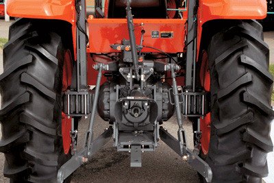 Hình ảnh minh họa móc nâng 3 điểm trên máy kéo Kubota với khả năng tải nặng