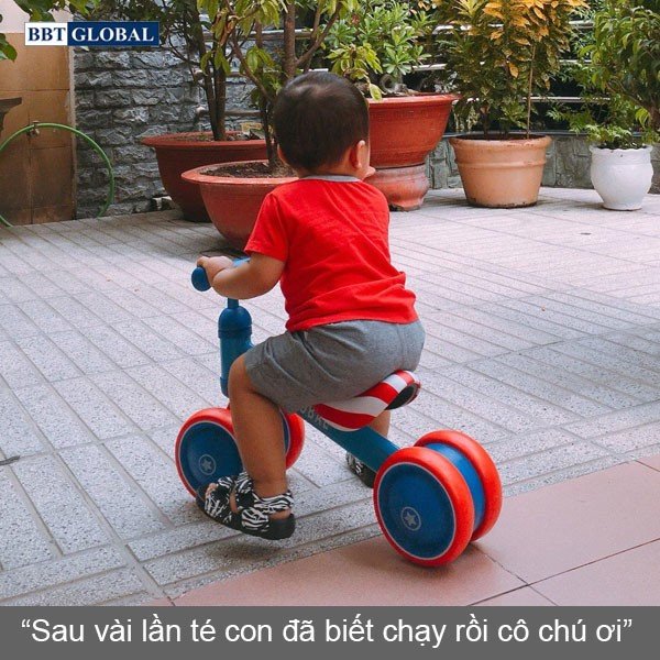 Hình ảnh minh họa một bé đang chơi vui vẻ với xe chòi chân nhiều màu sắc