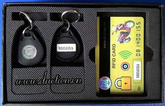 Hình ảnh minh họa một bộ khóa chống trộm xe máy hiện đại với chip nhận diện