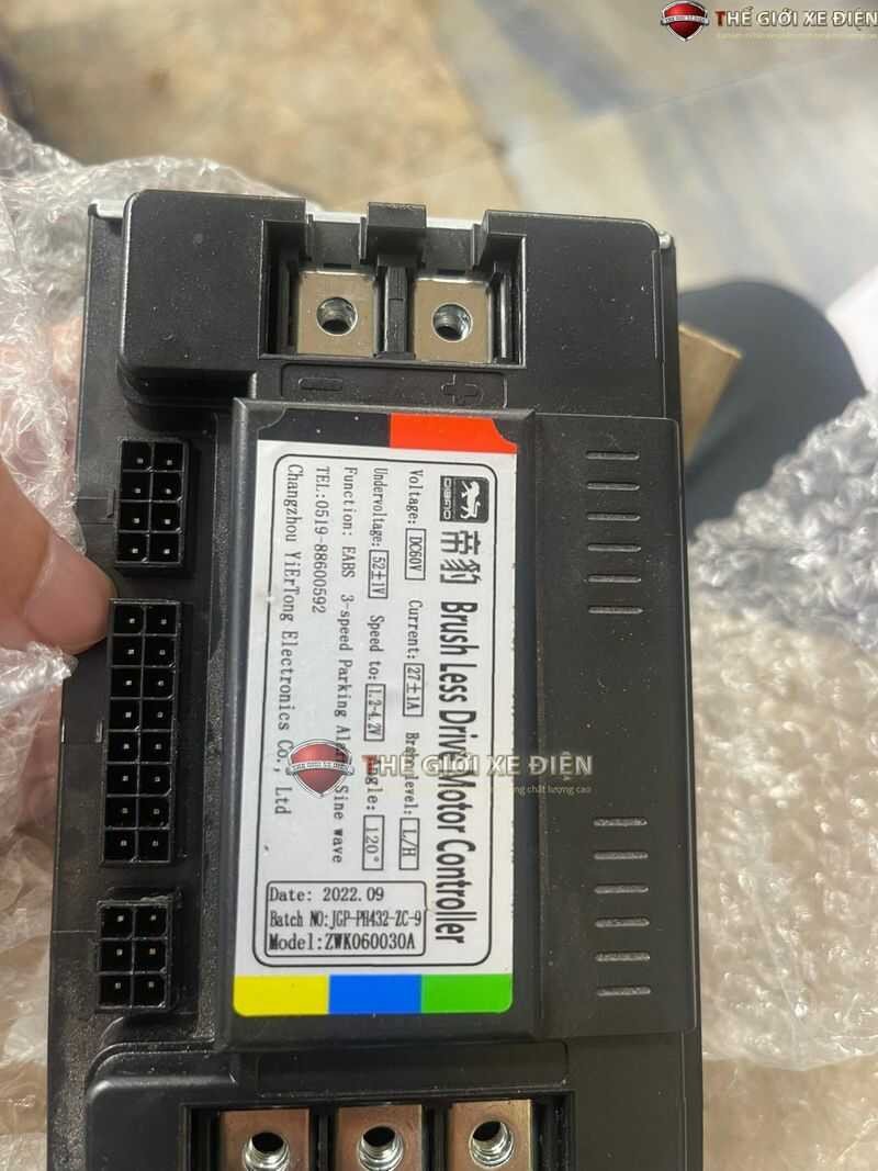 Hình ảnh minh họa một bo mạch điều khiển IC đúc, thể hiện công nghệ tiên tiến bên trong xe điện