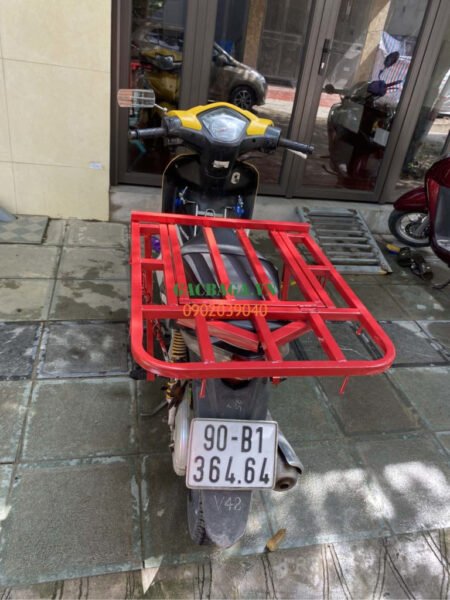 Hình ảnh minh họa một chiếc gác baga xe máy chắc chắn được lắp đặt trên xe máy Wave