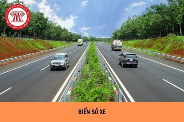 Hình ảnh minh họa một chiếc ô tô đang lưu thông trên đường với biển số xe Việt Nam