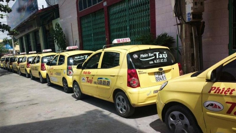 Hình ảnh minh họa một chiếc taxi màu vàng đặc trưng đang di chuyển trên đường phố Thái Bình