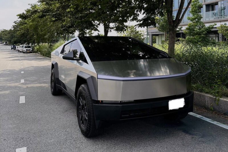 Hình ảnh minh họa một chiếc Tesla Cybertruck màu bạc đang đỗ tại Việt Nam.