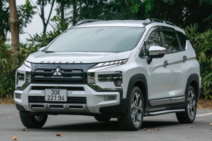 Hình ảnh minh họa một chiếc xe 7 chỗ đang di chuyển trên đường phố Việt Nam, phù hợp cho việc kinh doanh dịch vụ