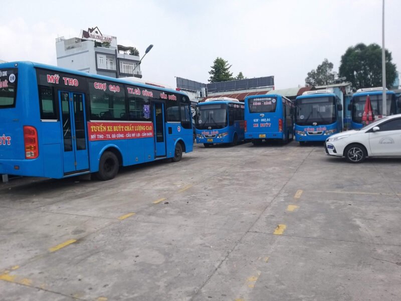 Hình ảnh minh họa một chiếc xe buýt đang dừng tại trạm trung chuyển ở Tiền Giang