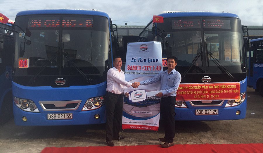 Hình ảnh minh họa một chiếc xe buýt lớn đang vận hành trên đường liên tỉnh, có thể là tuyến xe buýt số 10