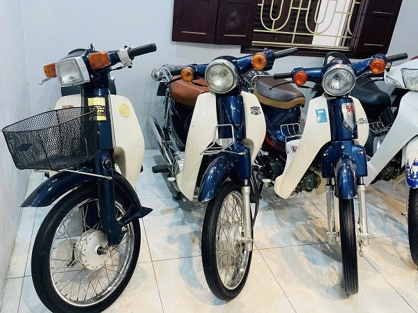 Hình ảnh minh họa một chiếc xe Cub 50cc màu đỏ đang được trưng bày