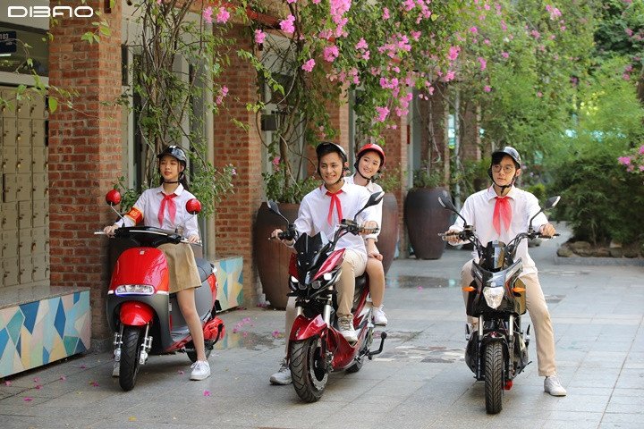 Hình ảnh minh họa một chiếc xe đạp điện thiết kế hiện đại đang di chuyển trên phố đông