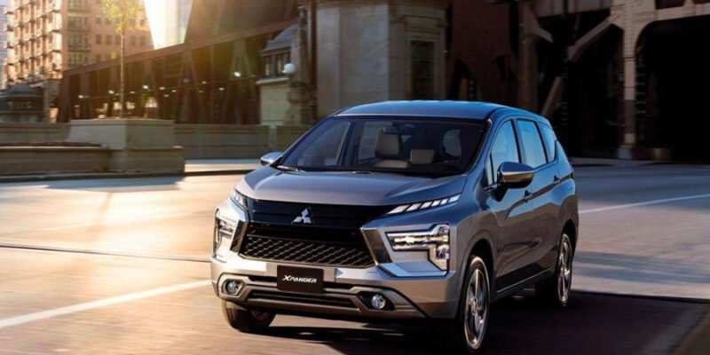 Hình ảnh minh họa một chiếc xe hơi 7 chỗ đang di chuyển trên đường