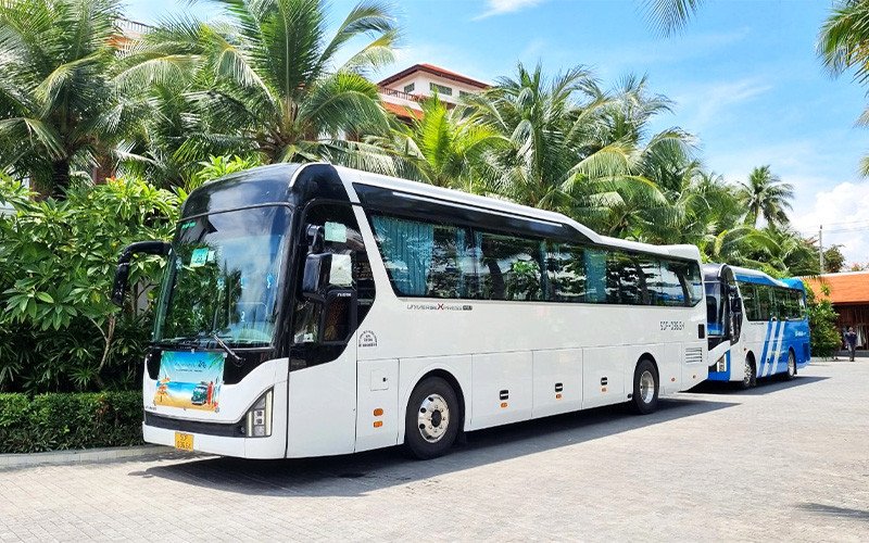 Hình ảnh minh họa một chiếc xe khách 29 chỗ chất lượng cao đang di chuyển trên đường