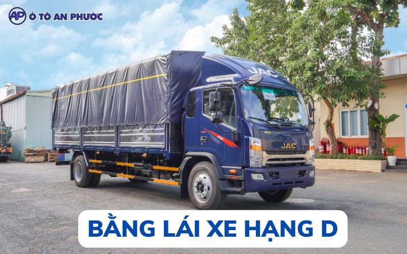 Hình ảnh minh họa một chiếc xe khách cỡ trung đang di chuyển trên đường