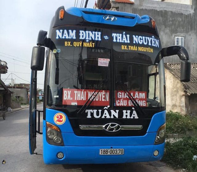 Thông Tin Chi Tiết Tuyến Xe Thái Nguyên Nam Định Hình ảnh minh họa một chiếc xe khách đang di chuyển trên đường cao tốc thoáng đãng